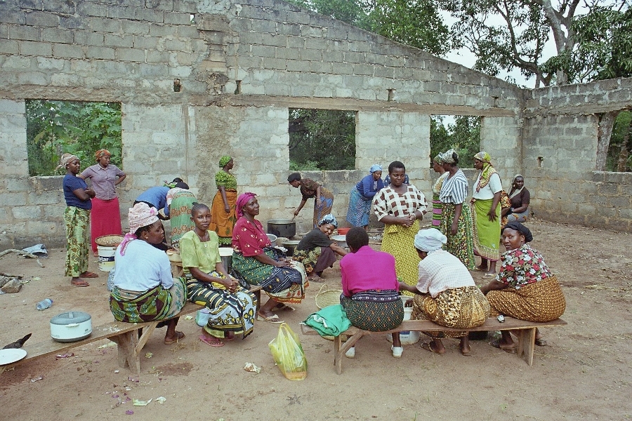 Kochen fr ein Gemeindefest: Kirchhof in Kisarawe